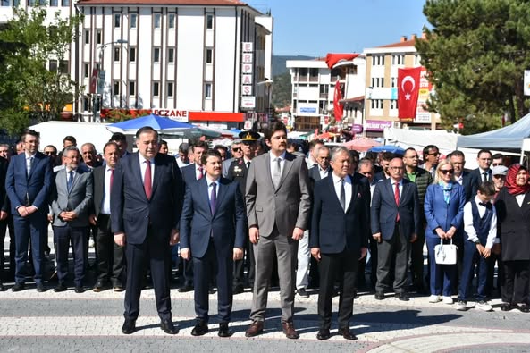 Belediye Başkanımız Sayın Ertunç Güngör 19 Mayıs Atatürk’ü Anma Gençlik ve Spor Bayramı dolayısıyla düzenlenen çelenk sunma törenine katıldı