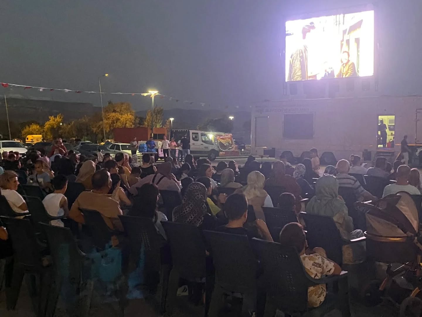 Çayırhan'ımızda Açık Hava Sinema Günleri kapsamında bugün Çöpçüler Kralı film gösterimi hemşerilerimizle birlikte gerçekleşti