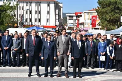 Belediye Başkanımız Sayın Ertunç Güngör 19 Mayıs Atatürk’ü Anma Gençlik ve Spor Bayramı dolayısıyla düzenlenen çelenk sunma törenine katıldı